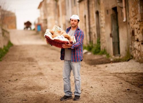 Il pane più buono d’Italia è prodotto in Sicilia in un borgo abbandonato dove l’unico abitante è un giovane panettiere.