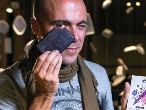 Simone, il veronese che ha lasciato il mondo della finanza per produrre cioccolato a Modica, in Sicilia