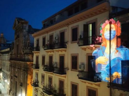 Santa Rosalia, la “santuzza” invocata a Palermo attraverso proiezioni sui palazzi.