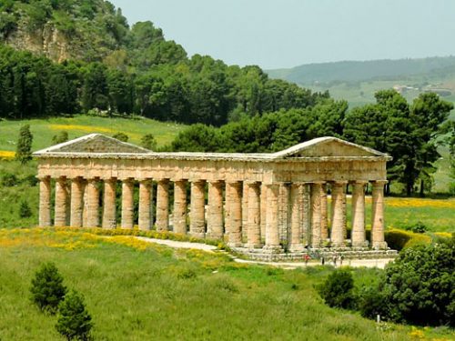 Segesta: la leggendaria città Elima immersa in un paesaggio mozzafiato.