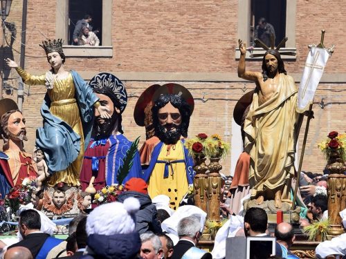 La “Giunta”, la Madonna, il Cristo e i “Santuna”. I riti della Settimana Santa ad Aidone (Enna).