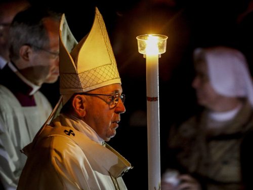 Veglia Pasquale. Papa Francesco: “Di pane e non di fucili abbiamo bisogno”.