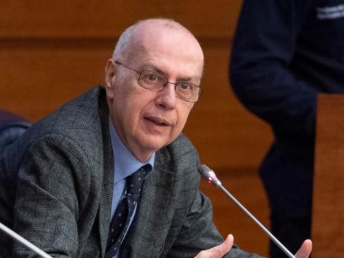 Giovanni Rezza (Iss): «Se riapriamo tutto subito rischiamo una catastrofe».