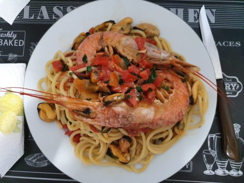 Spaghetti ai frutti di mare con cozze e gamberoni: un affresco per gli occhi e musica per il palato