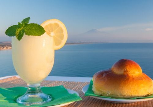 Granita e brioche: più che una colazione un rito che non può mancare in queste giornate di grande caldo