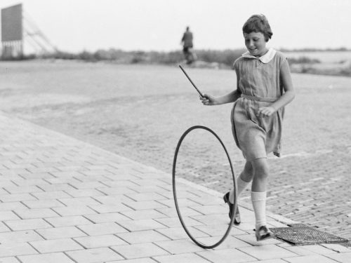 Giochi di ieri all’aria aperta. Bastava un cerchio e un bastone, tanta abilità e coordinazione.