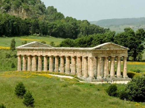 La Sicilia è l’isola più bella del mondo! Potrebbe vivere di turismo e agricoltura. Ma non ci prova