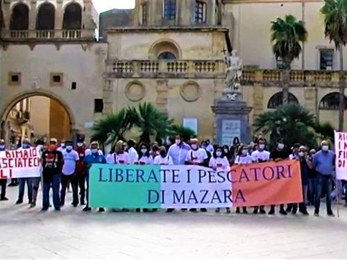 Ancora in mano libiche i 18 pescatori mazaresi. “Il governo li riporti indietro o sarà un Natale triste”