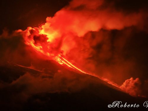 L’Etna torna ad eruttare: in serata una nuova colata dal cratere di sud est